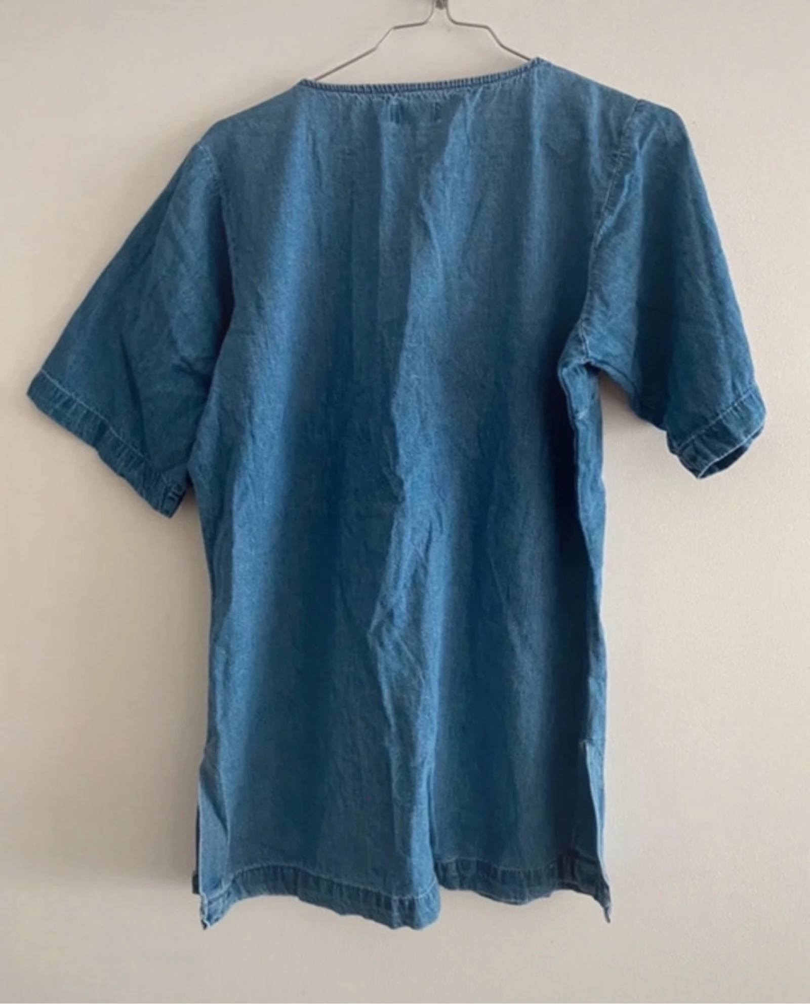 Blusa de manga corta Atlas para mujer con bordado de flores azules – photo 4